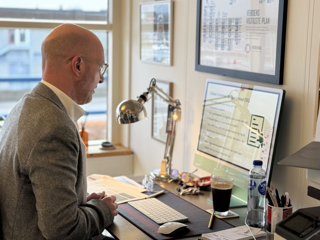 Per Ørum sidder ved sit skrivebord og afholder et webinar om ESG og VSME-standarden.