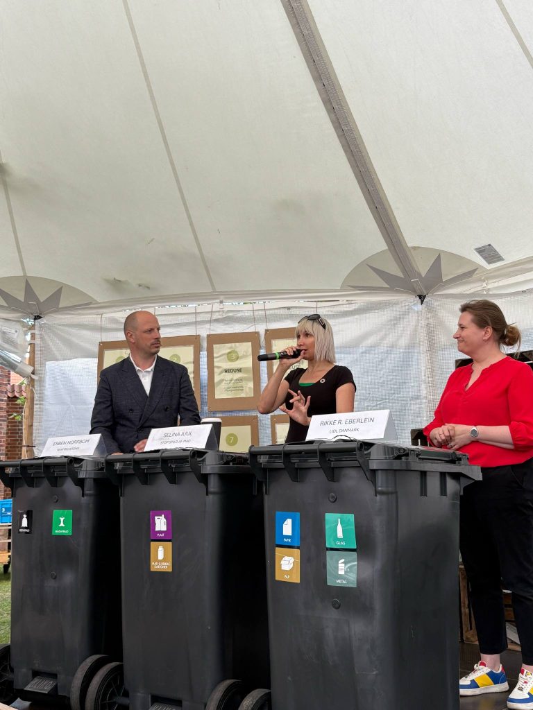 Rikke Eberlein, Esben Norrbom og Selina Juul på scenen til Madens Folkemøde i Nykøbing Falster.