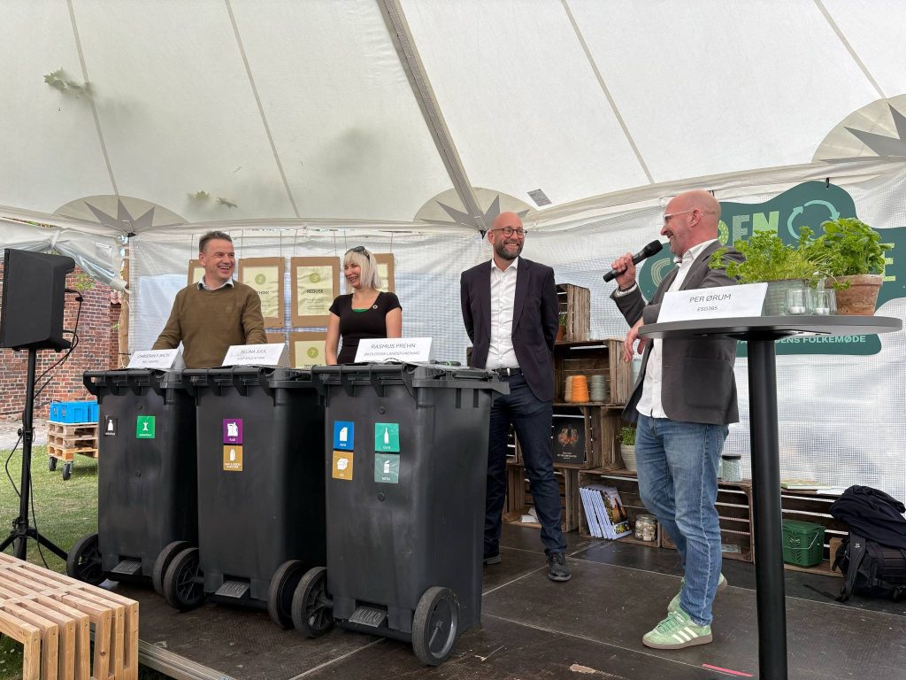 Per Ørum på scenen sammen med Rasmus Prehn og Selina Juul, hvor han modererer en debat til Madens Folkemøde i Nykøbing Falster.