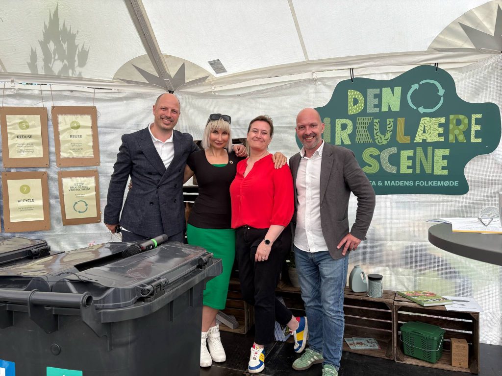 Esben Norrbom, Selina Juul, Rikke Eberlein og Per Ørum sammen på scenen.
