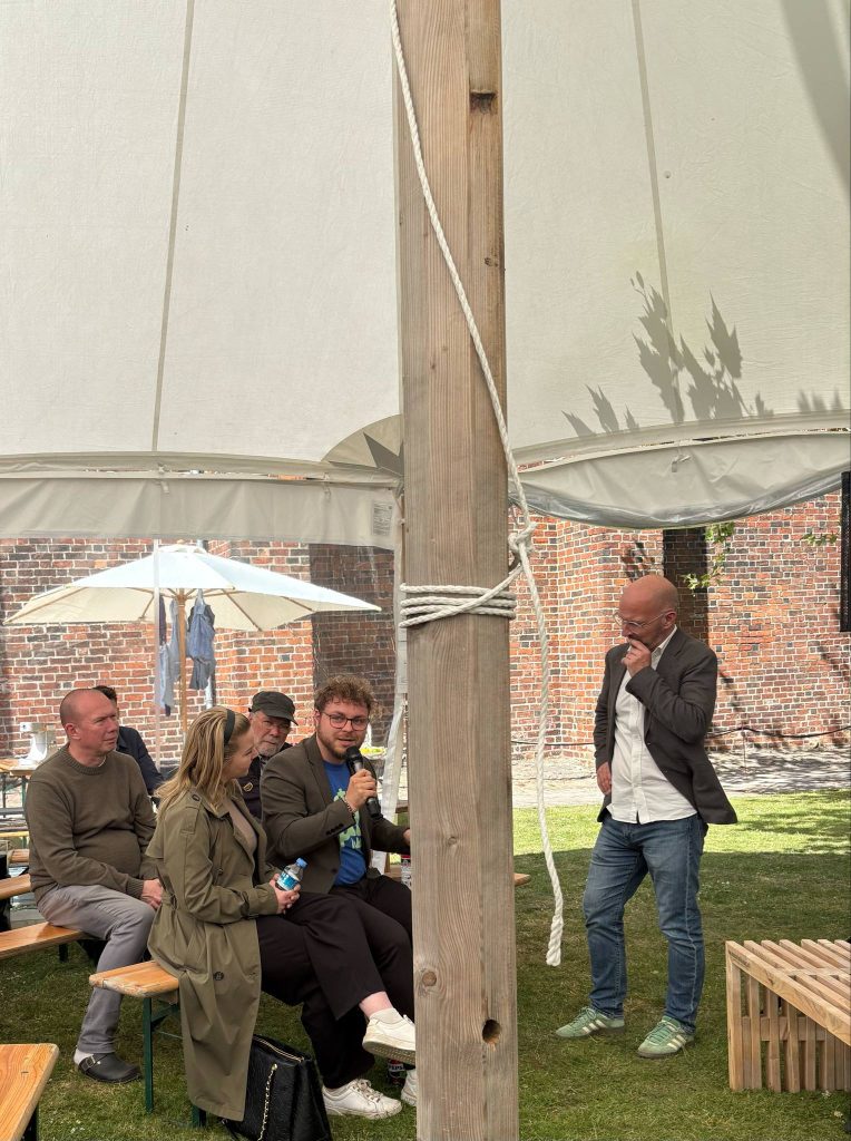 Per Ørum snakker med nogle af tilskuerne til Madens Folkemøde i Nykøbing Falster.
