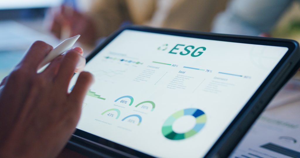 Grafisk præsentation af en ESG-rapport fremvises på en tablet.