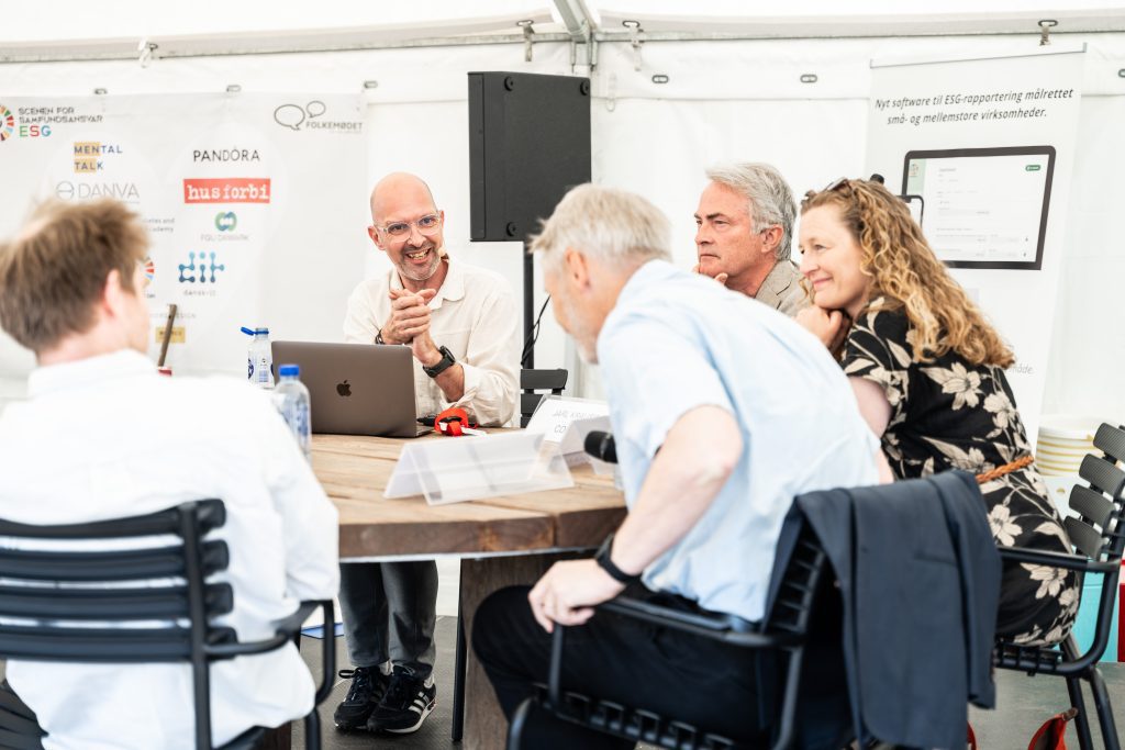 Per Ørum afholder en debat med Marie Gad, Mads Jedzini, Stefan Welin og Jarl Krausing på Scenen for Samfundsansvar.