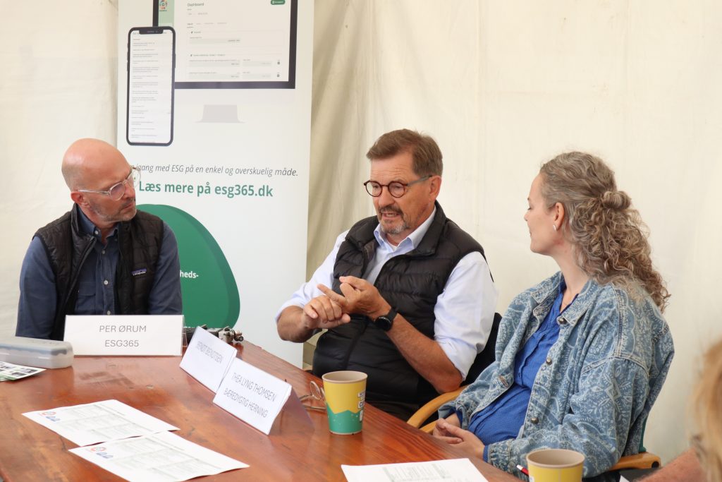 Bendt Bendtsen snakker med Per Ørum og Thea Lyng Thomsen i samtalesalonen.