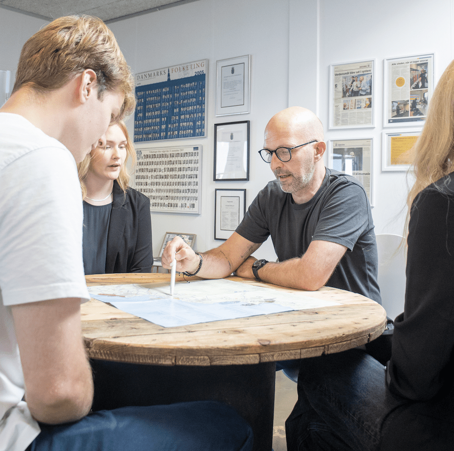 Per Ørum sidder og planlægger sammen med tre ansatte