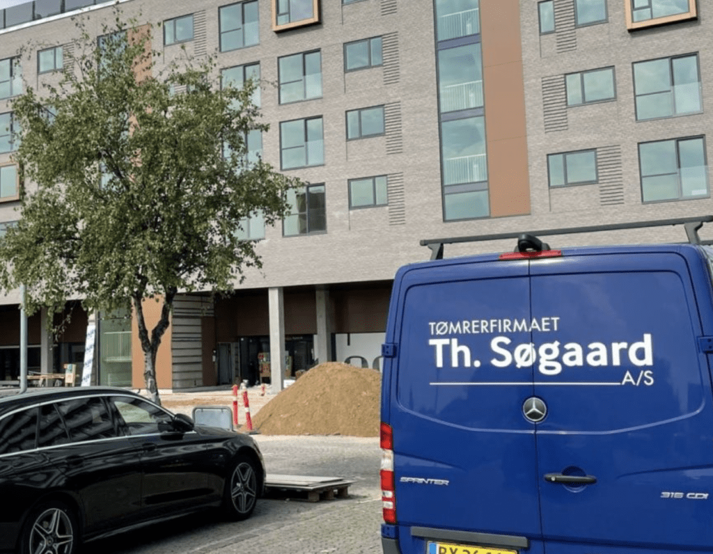 Billede af Tømrerfirmaet Th. Søgaard A/S bil på byggeplads