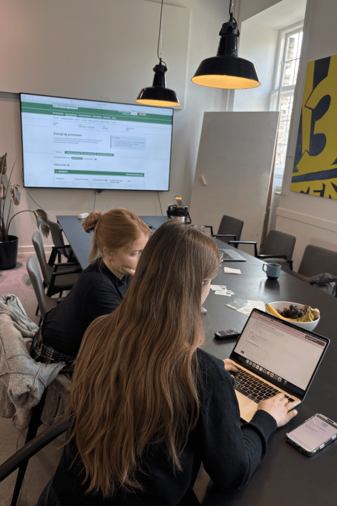 Emma-Sofie Poulsen fra ESG365 hjælper kunde til workshop